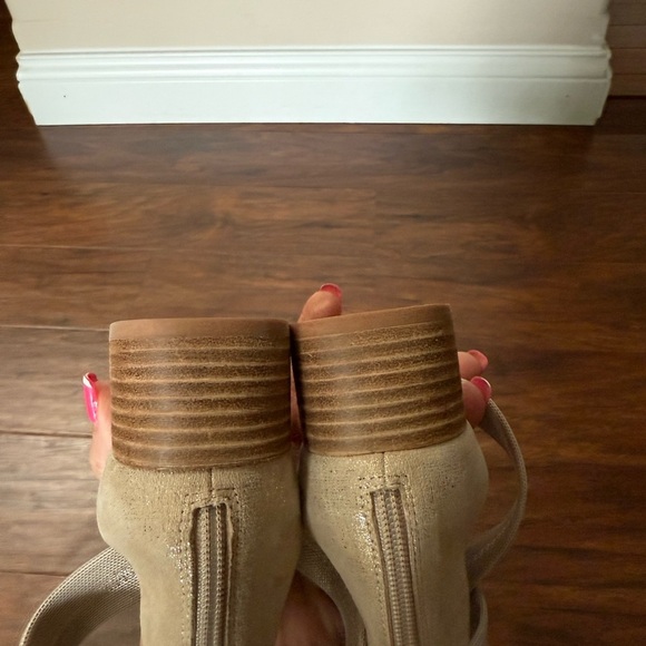 Elegant Tan and Gold Donald Pliner Strappy Block Heel Women's Sandals-Size 8 - Picture 6 of 11